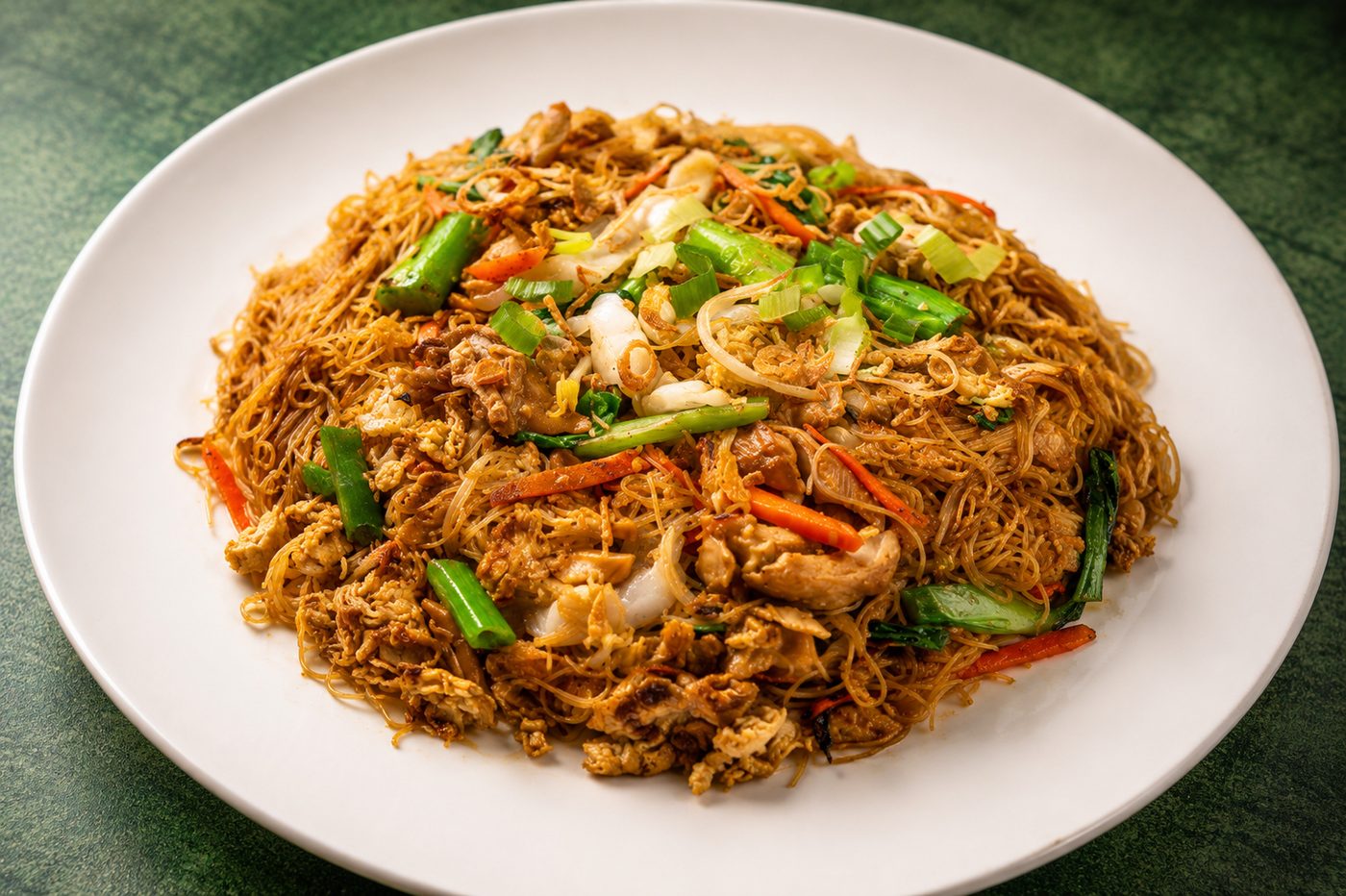 Fried rice vermicelli with chicken and greens — Indonesian restaurant food photography