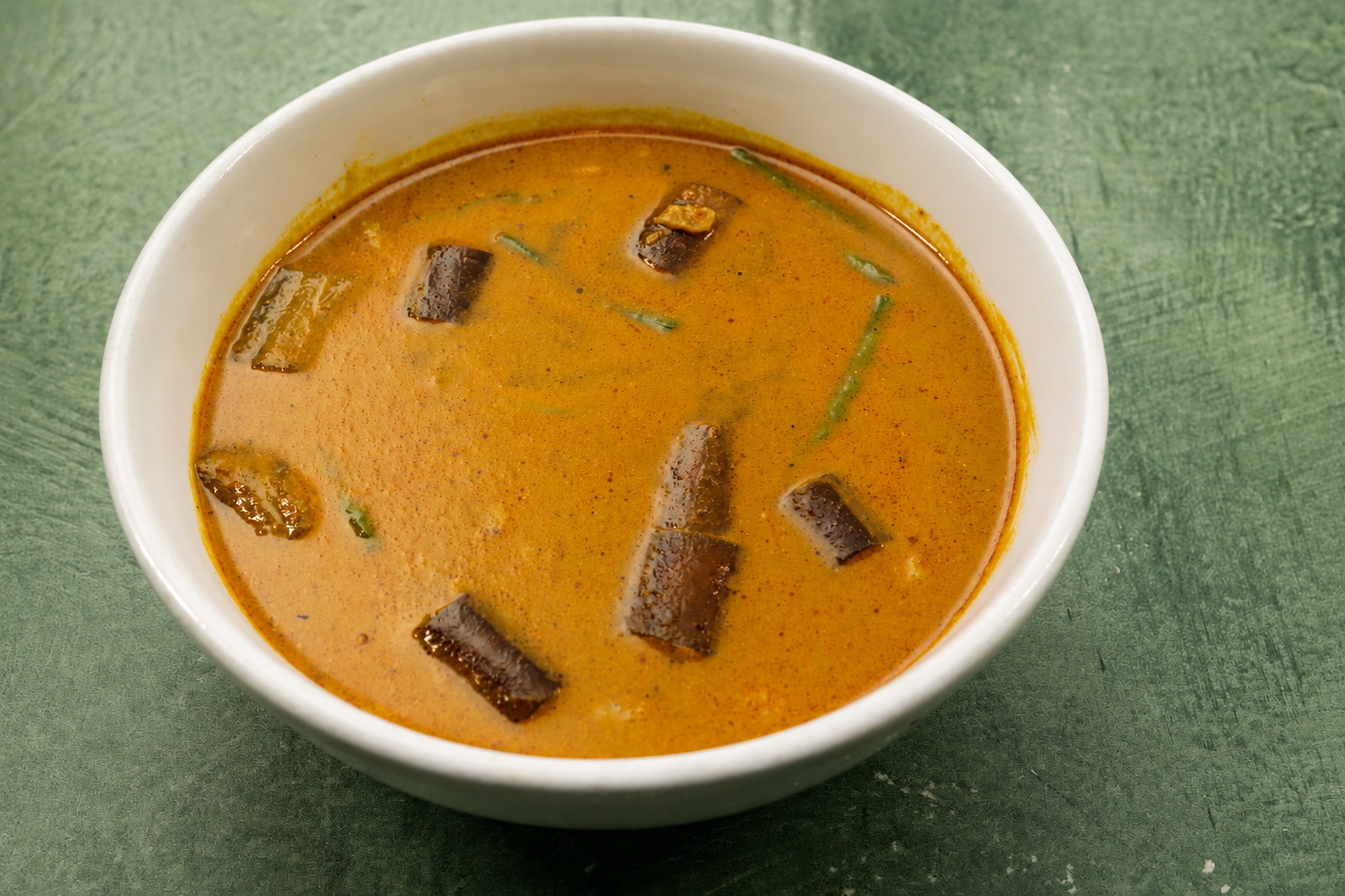 IBU: Creamy curry with green vegetables — Indonesian restaurant food photography