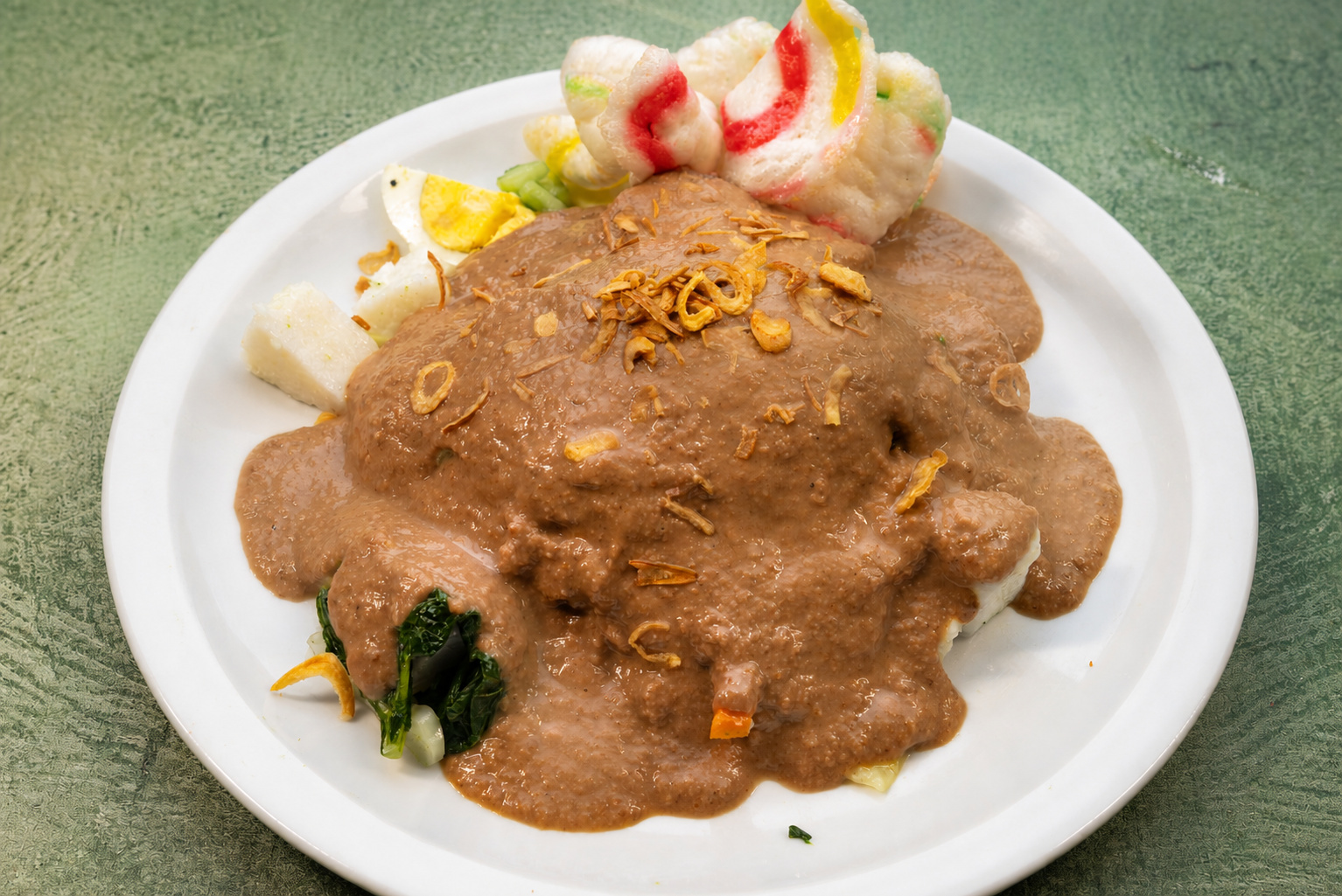 IBU: Gado gado, vegetables with peanut sauce and crackers — Indonesian restaurant food photography