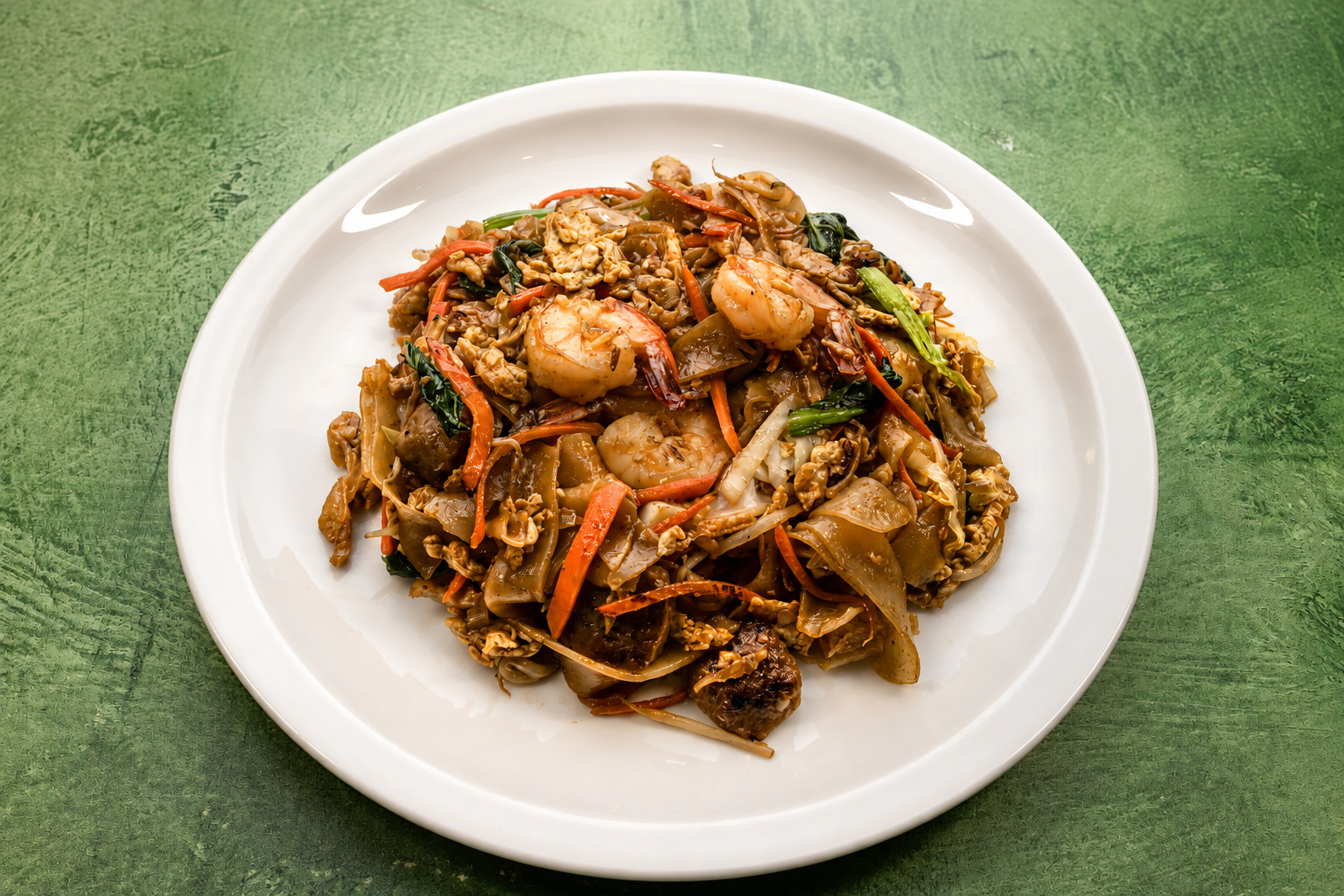 IBU: Kwetiau goreng, flat noodles with shrimp — Indonesian restaurant food photography